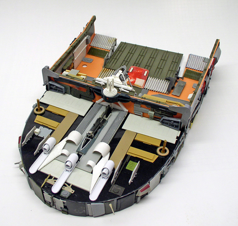Maquette de cargo spatial en construction montrant le pont supérieur ouvert et ses détails intérieurs