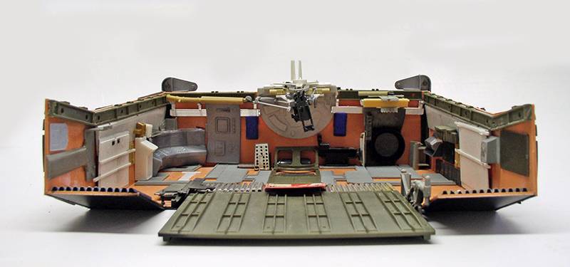 Maquette de cargo spatial avec soute ouverte et aménagements intérieurs orange détaillés vue de face