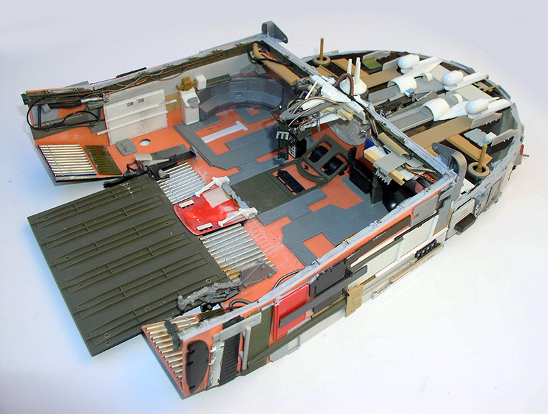 Maquette de cargo spatial en construction montrant le pont détaillé et les structures internes
