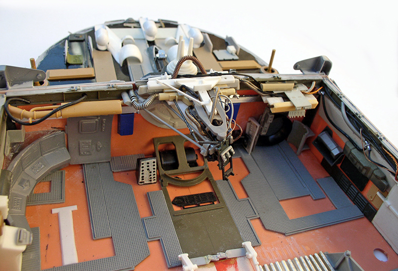 Détail intérieur d'une maquette de cargo spatial avec ponts, câblages et équipements scratchbuildés