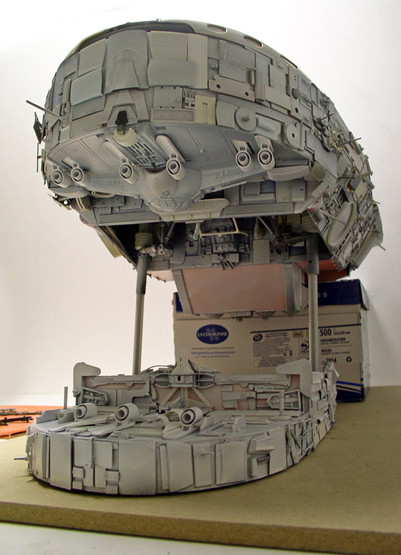 Maquette de cargo spatial en cours de montage, coque supérieure détaillée surélevée au-dessus de la base