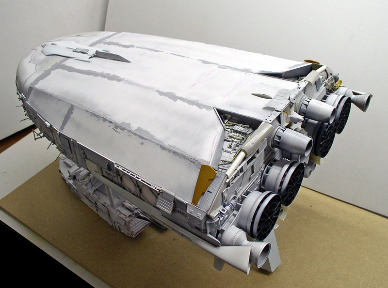 Maquette de cargo spatial blanc vue de côté montrant ses tuyères et détails arrière