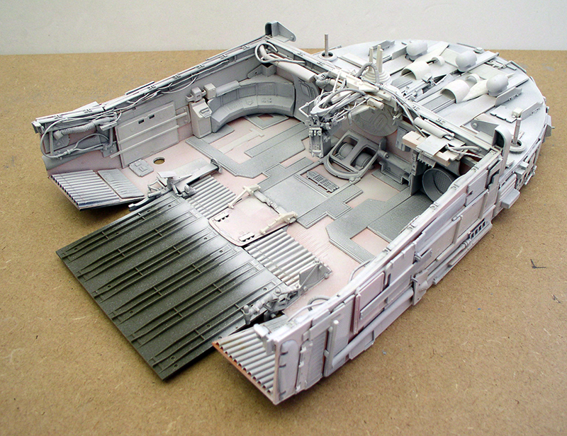 Maquette de cargo spatial en gris clair avec rampe d'accès ouverte et détails intérieurs en construction