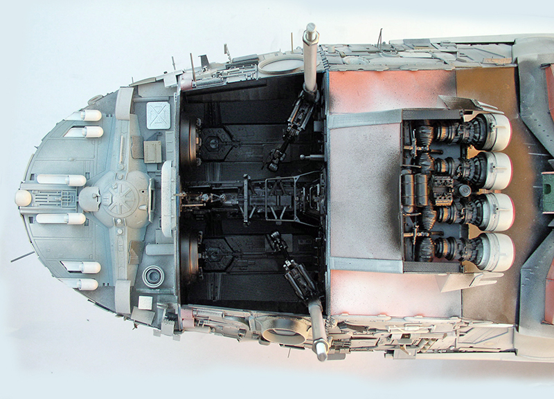 Maquette de cargo spatial vue de dessus dévoilant soute ouverte et détails mécaniques intérieurs