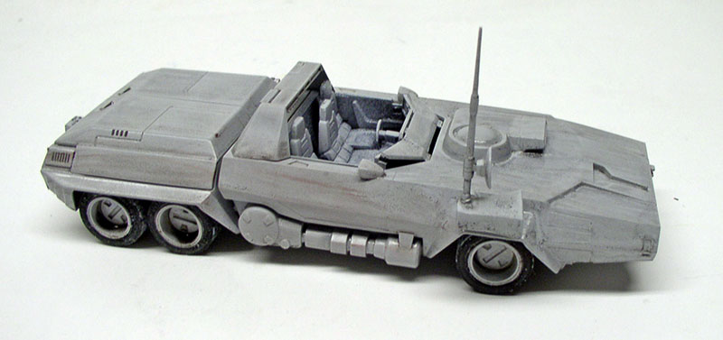 Maquette grise d'un véhicule futuriste découvert à six roues avec antenne et habitacle détaillé