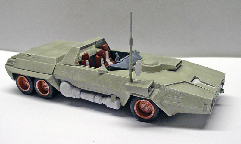 Maquette de véhicule futuriste vert kaki à six roues avec antenne et sièges rouges