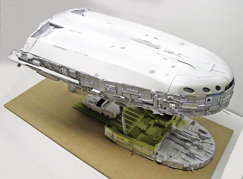 Cargo spatial en maquette détaillée posé sur fond clair pour tutoriel de modélisme