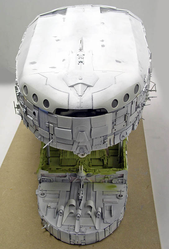 Cargo spatial en maquette détaillée sur fond sombre lors d'une étape du tutoriel