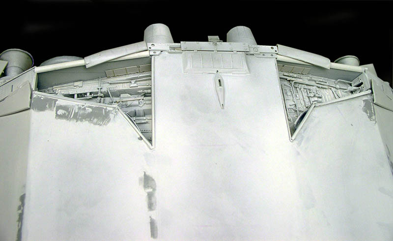 Détail de la coque blanche d'une maquette de cargo spatial avec mécanismes apparents