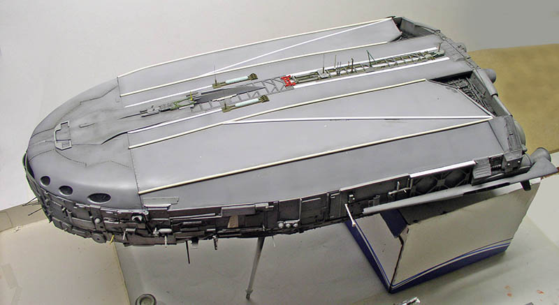 Maquette de cargo spatial gris en construction, coque ovale détaillée vue de dessus