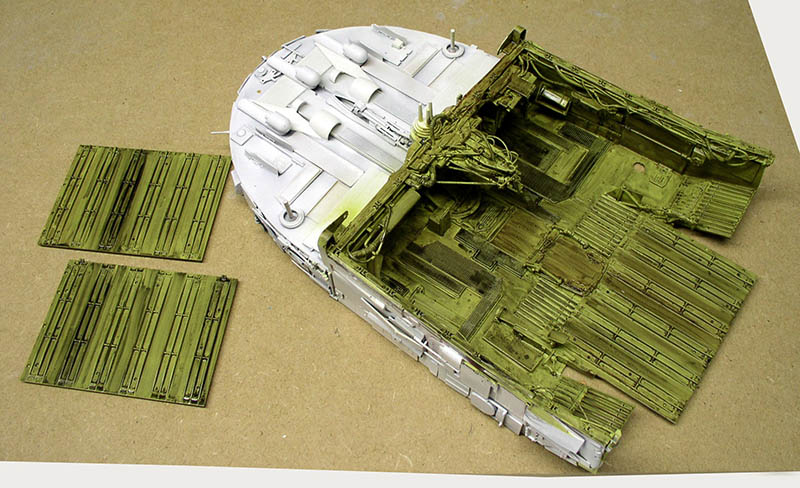 Maquette de cargo spatial blanc et vert avec deux panneaux détaillés posés à côté