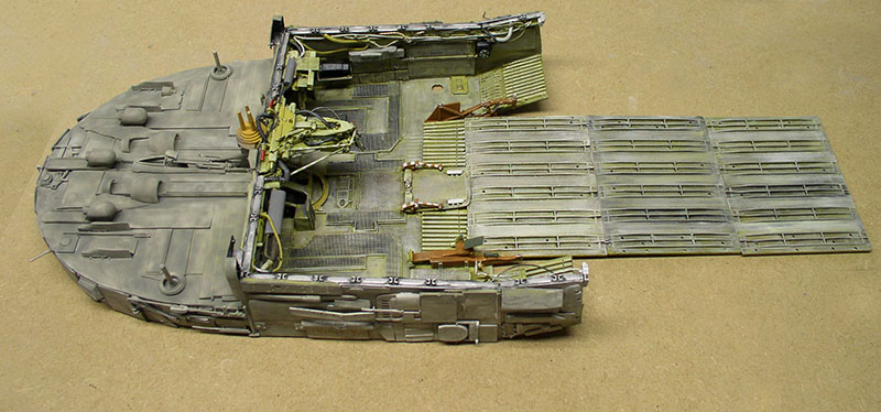 Maquette de cargo spatial en construction montrant le pont supérieur détaillé et la coque grise