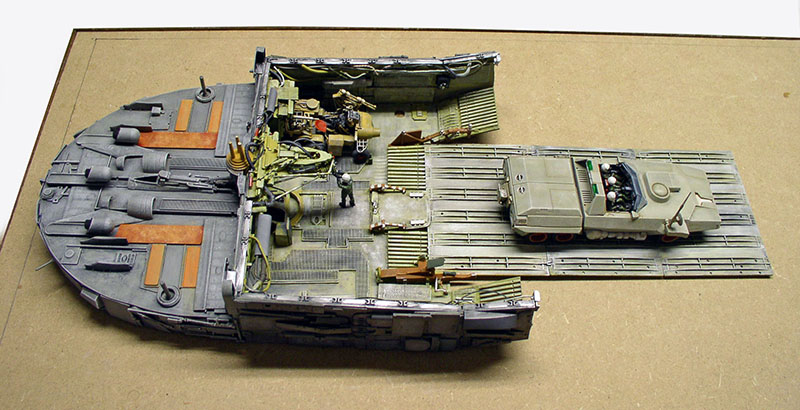 Maquette de cargo spatial ouvert avec rampe de chargement et véhicule blindé miniature