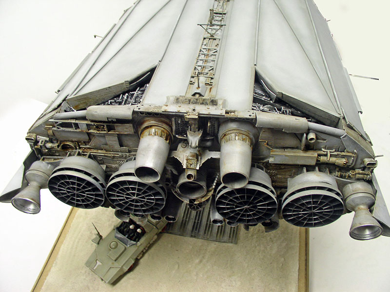 Vue arrière de la maquette du cargo spatial montrant les nombreuses tuyères de propulsion et détails mécaniques