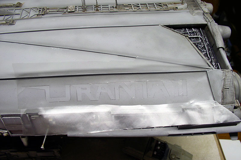Coque grise du cargo spatial Urania II avec pochoir et masquage adhésif avant peinture