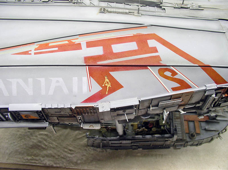 Maquette de cargo spatial avec marquages rouges et coque blanche détaillée vue de dessus