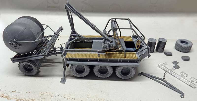 Maquette de cargo spatial à six roues avec citerne, grue et accessoires posés à côté