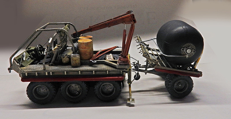 Maquette de cargo spatial à six roues avec grue, fûts et remorque transportant une sphère