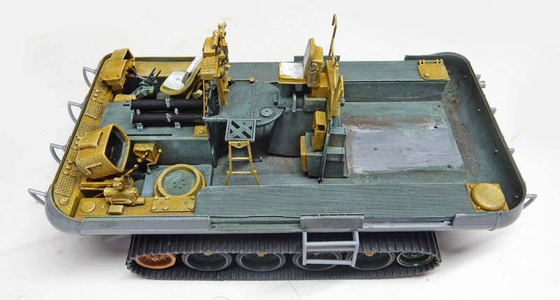 Maquette de châssis chenillé vu de dessus avec pièces photodécoupées en laiton et plateforme grise détaillée