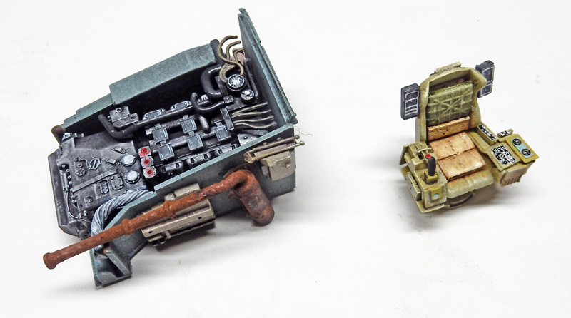 Maquettes de compartiment moteur et poste de pilotage peints avec effets de rouille et patine