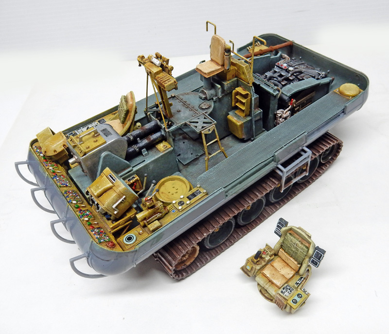 Maquette de véhicule amphibie chenillé à l'intérieur détaillé en photodécoupe laiton, avec siège séparé