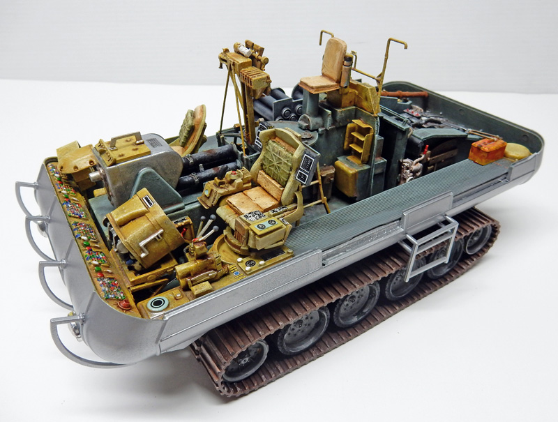 Maquette de véhicule chenillé amphibie en construction, intérieur détaillé avec sièges et équipements en laiton