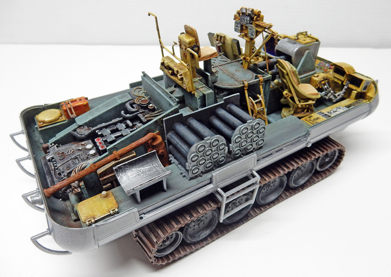 Maquette de véhicule chenillé militaire détaillée avec photodécoupe, munitions et équipements de transport sur plateforme