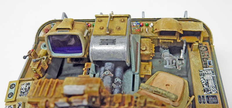 Maquette détaillée d'un cockpit de diorama avec écran violet et tuyauteries métalliques vieillies