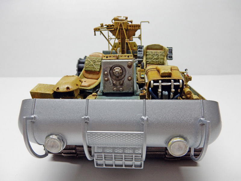 Maquette de char militaire vue de face avec phares, treuil et équipements arrimés