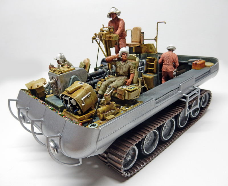 Maquette de véhicule chenillé amphibie avec figurines d'équipage et machinerie détaillée sur fond blanc