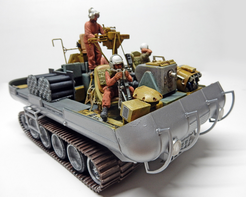 Maquette de véhicule chenillé avec figurines d'équipage en combinaison orange et canon anti-aérien