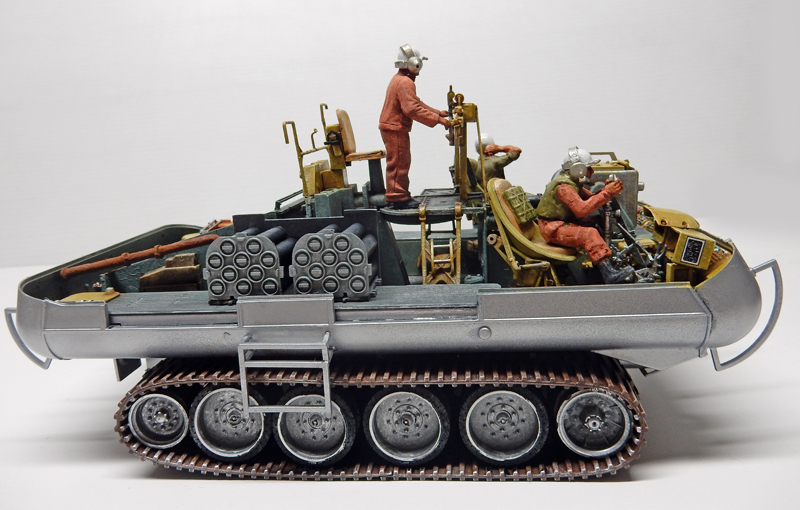 Maquette de véhicule chenillé blindé avec deux figurines en combinaison orange et équipement détaillé