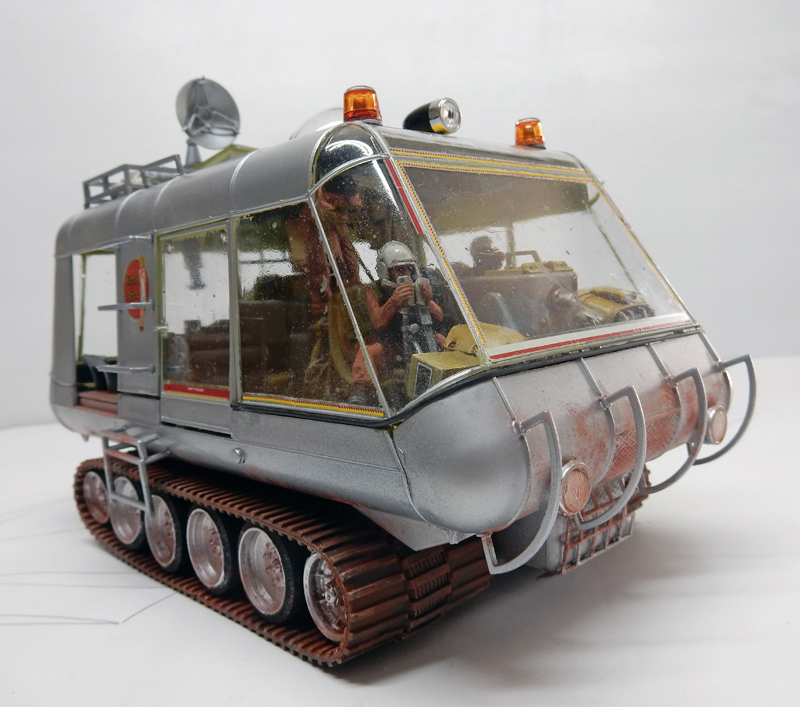 Maquette de véhicule chenillé argenté avec cabine vitrée, figurines de pilotes et antenne radar