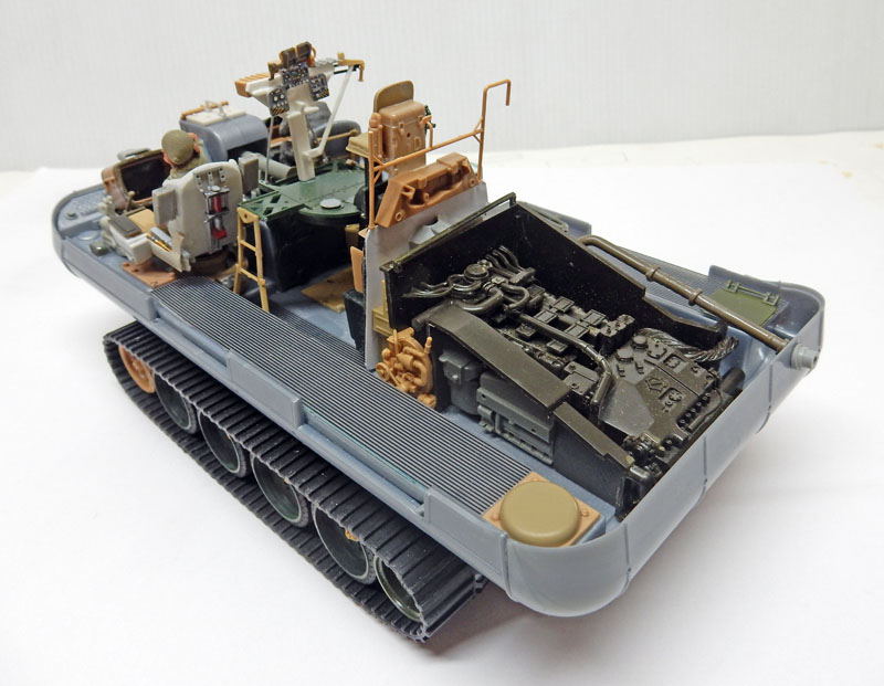 Maquette de véhicule chenillé amphibie avec moteur et intérieur détaillés en cours de montage