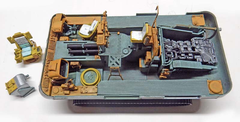 Intérieur de maquette de char en cours de montage avec détails moteur et équipements peints