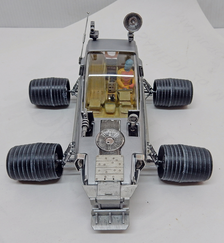 Maquette de chariot lunaire argenté à quatre grosses roues avec figurine de pilote dans l'habitacle