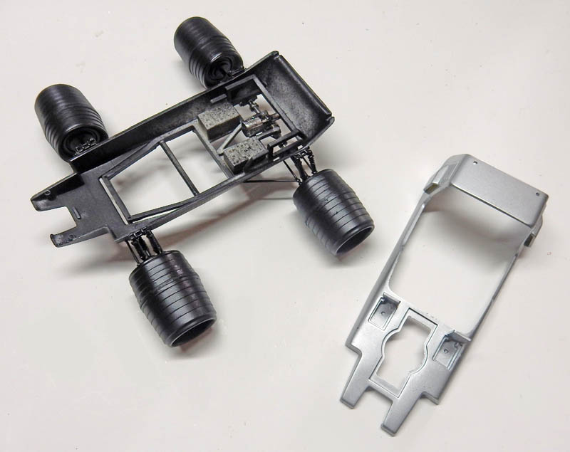 Châssis de maquette avec roues montées et plancher gris peint posés côte à côte