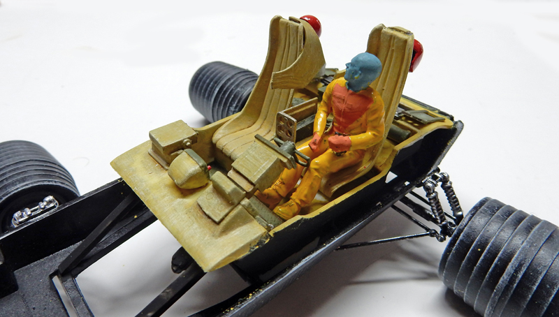 Maquette de chariot lunaire avec figurine de pilote assise et roues détaillées