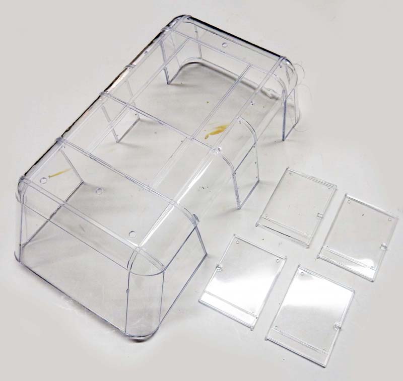 Toit de chariot transparent en plastique moulé avec quatre vitres séparées pour maquette