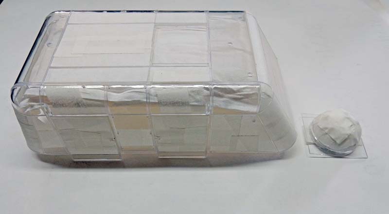 Toit de diorama en plastique transparent recouvert de bandes de papier blanc, avec dôme