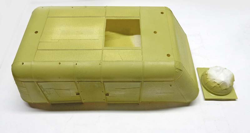 Toit de chariot en maquette vert clair avec ouverture rectangulaire et petit élément blanc moulé