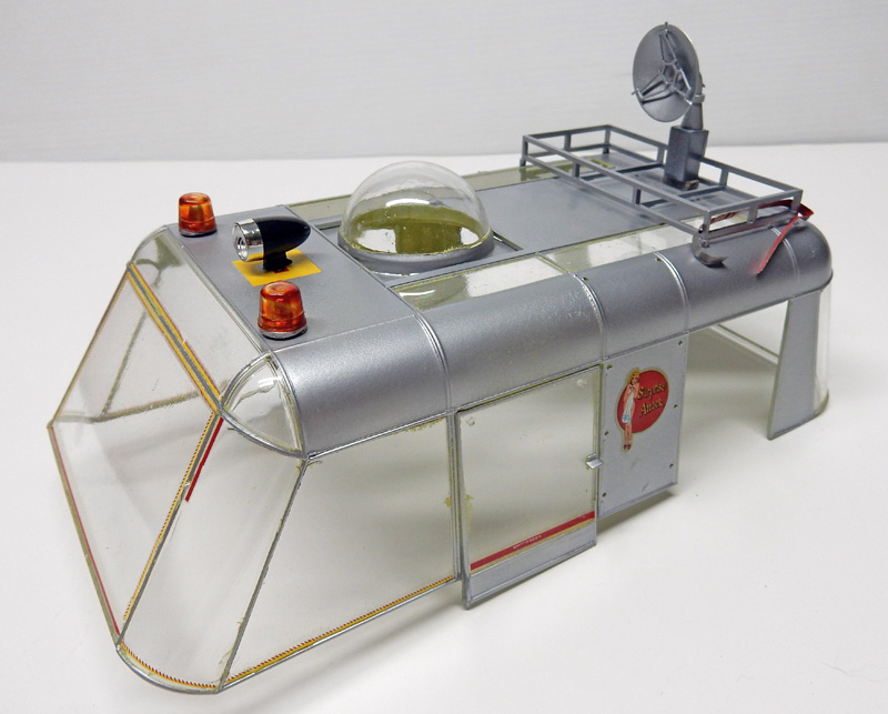 Toit de véhicule de diorama avec dôme transparent, gyrophares orange, antenne radar et galerie métallique argentée