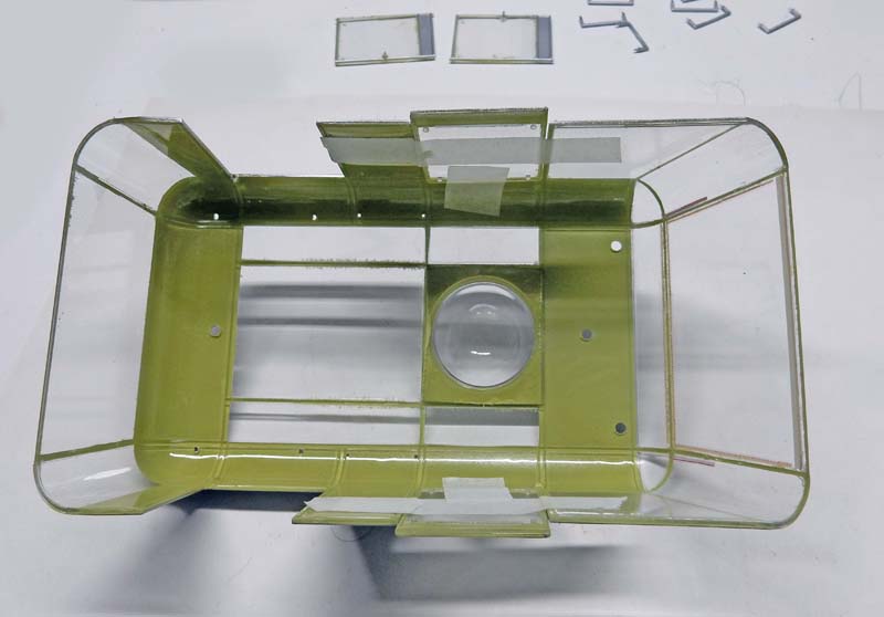 Toit transparent de cabine de chariot en plastique vert verni avec petites pièces découpées