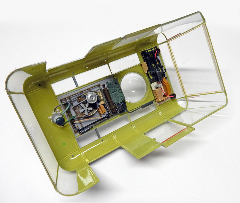 Toit transparent de maquette détaillé avec mécanismes et câblage peints, vu de dessous