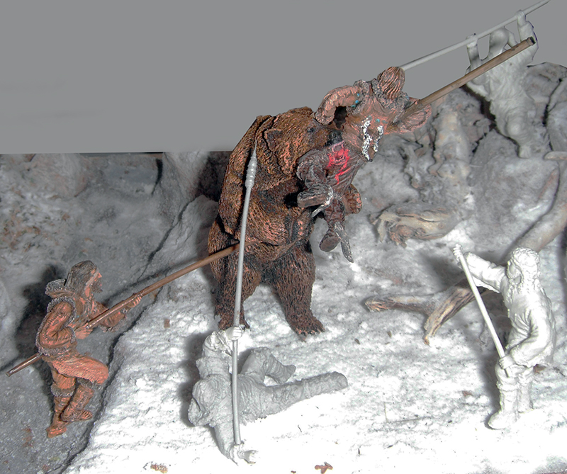 Diorama de chasseurs attaquant à la lance un ours brun dressé dans la neige
