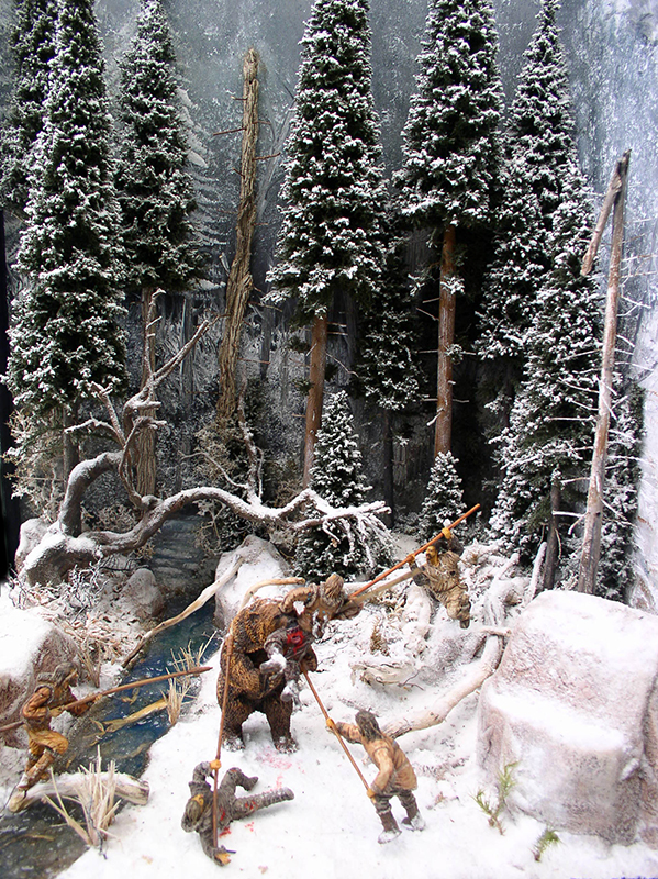 Diorama de chasse à l'ours dans une forêt de sapins enneigée avec chasseurs et lances