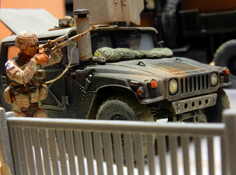 Maquette de soldat américain armé près d'un Hummer à un checkpoint en Irak