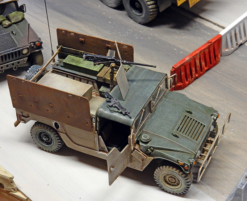Maquette de Humvee militaire blindé avec mitrailleuse à un check-point irakien