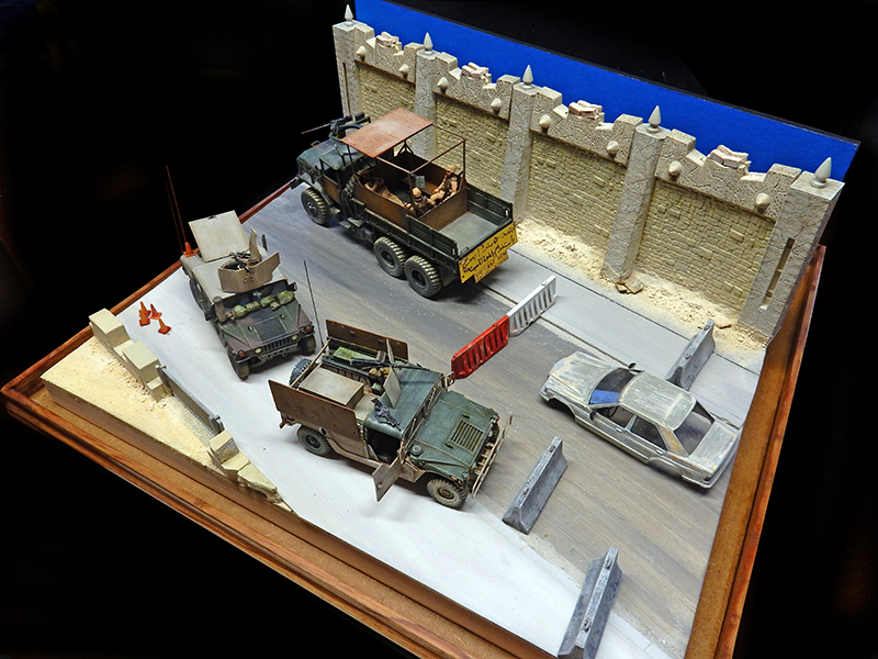 Diorama de checkpoint militaire avec camion, Humvee et véhicules devant un mur fortifié