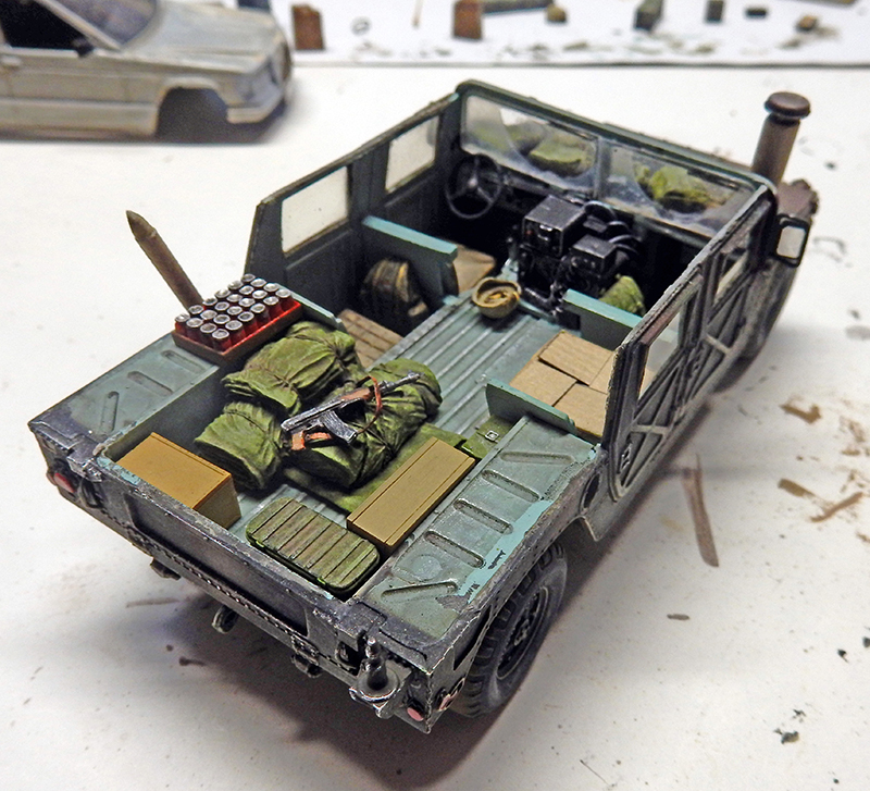 Maquette de Humvee militaire ouvert avec chargement de sacs, munitions et équipement à l'arrière